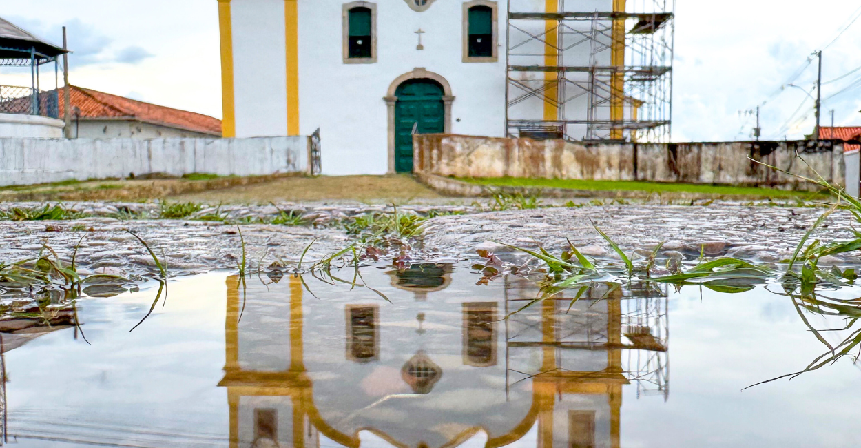 Reflexo na Água da Igreja Historica e Turistica de Cachoeira do Campo, distrito de Ouro Preto MG