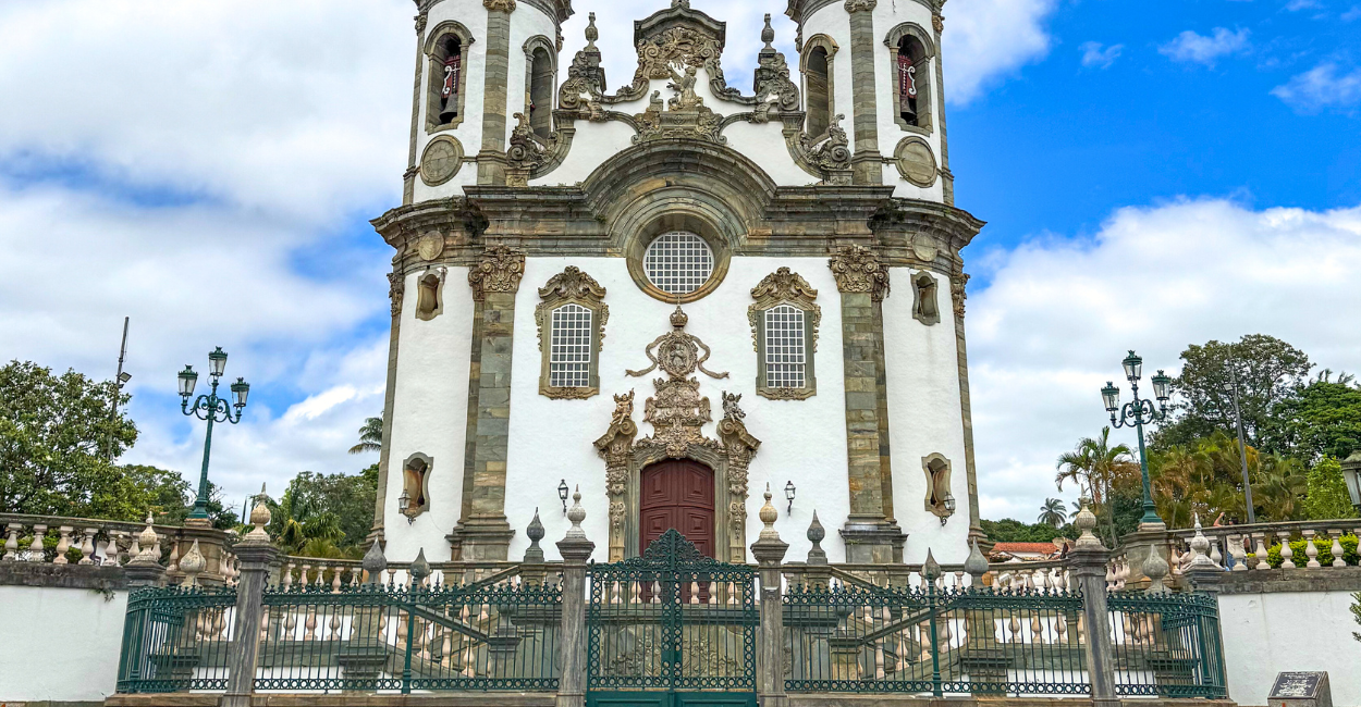 Igreja com estilo barroco na cidade historica de São João del Rei, em Minas Gerais