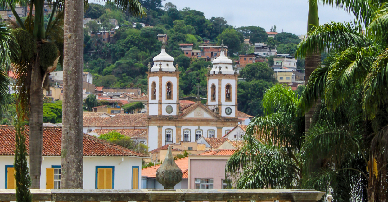 Igrea histórica e casas com arvores em São João del Rei, MG