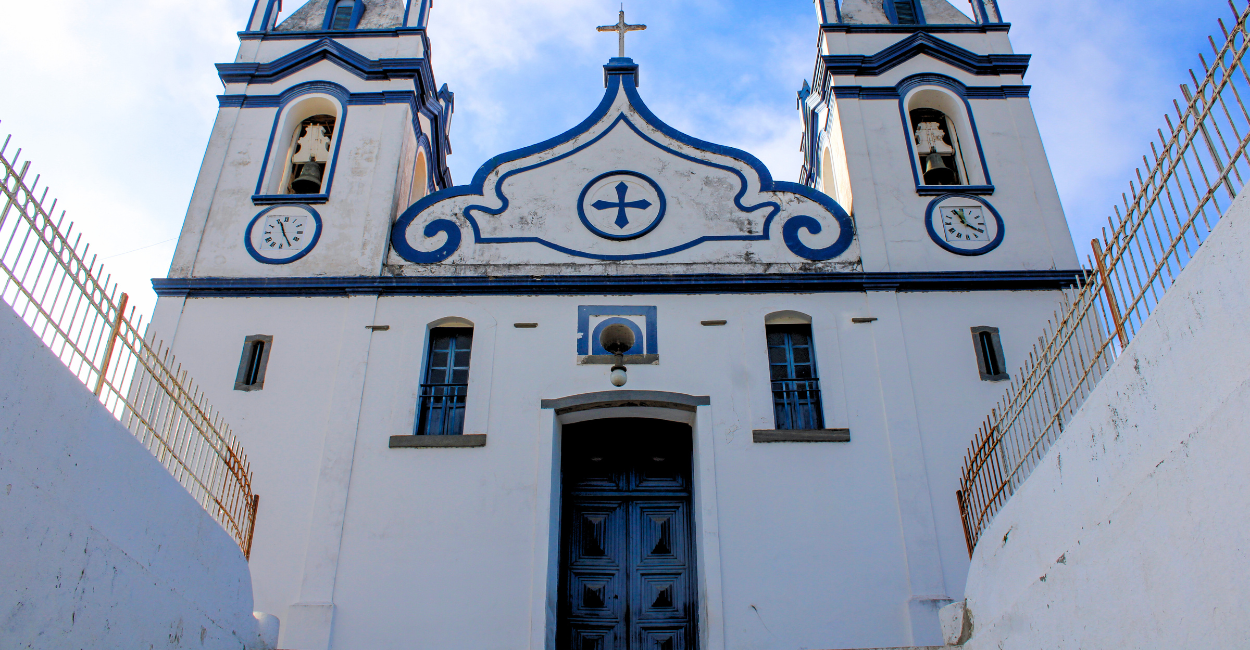 Igreja matriz de Raposos, cidade turistica em Minas Gerais, com cores azul e branco
