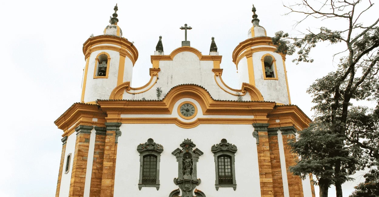 Fachada da Igreja Matriz de Barão de Cocais, com torres coloniais, relógio central e arquitetura