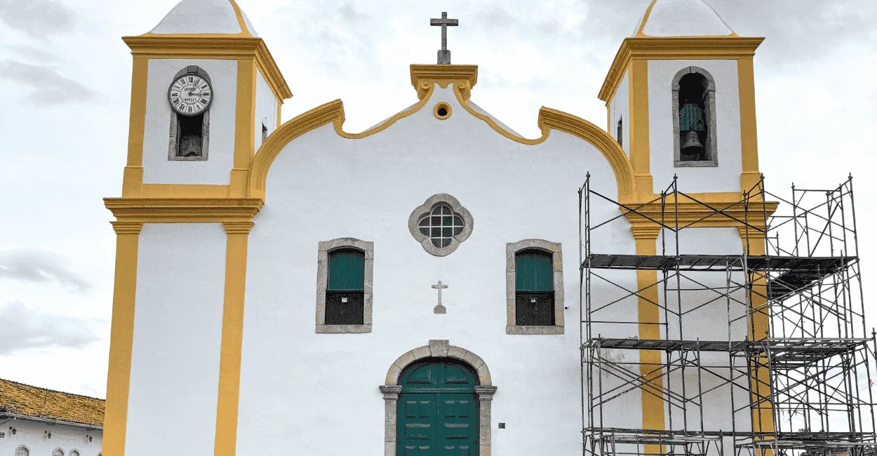Igreja Matriz de Cachoeira do Campo em Ouro Preto com fachada branca, torres amarelas
