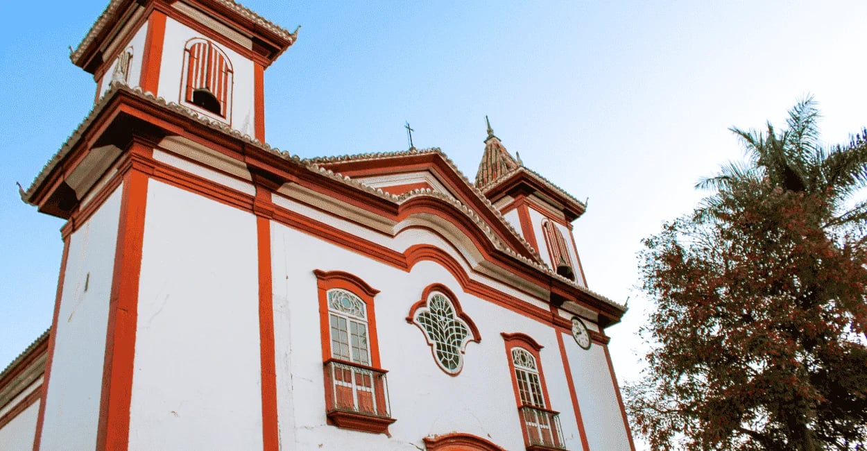 Fachada colonial da Igreja Matriz de Nossa Senhora da Conceição em Conceição do Mato Dentro, MG