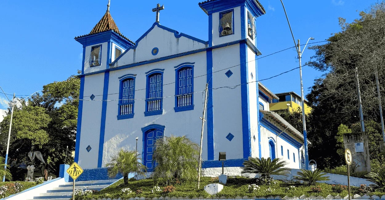 Igreja Matriz de Nossa Senhora da Conceição em Ipoema, com cores brancas e azuis