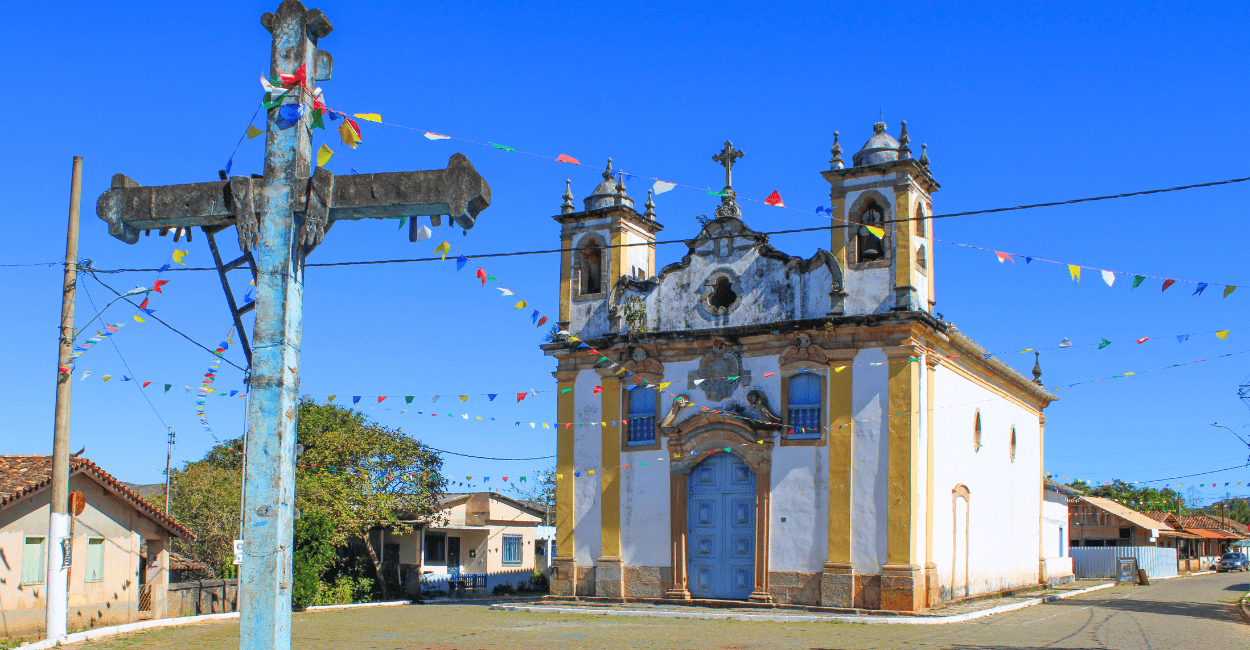 Igreja Matriz de Itatiaia, com uma cruz a frente e bandeirinhas. Ponto turistico no distrito de Ouro