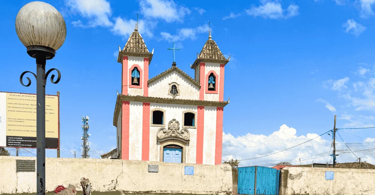Fachada da igreja matriz branca e rosa de Lavras Novas vista da rua
