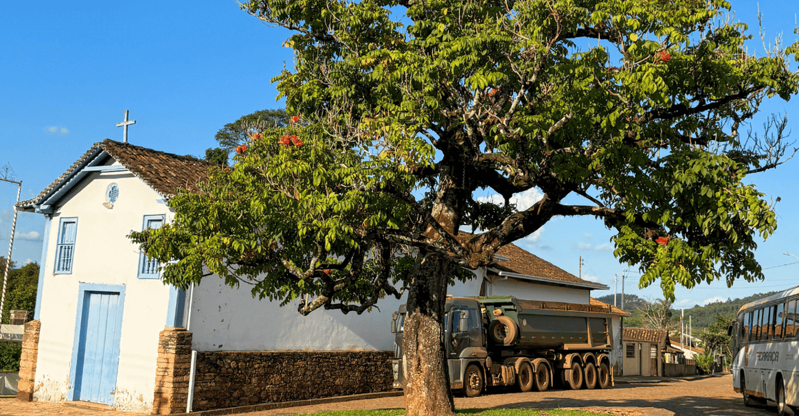 Capela do Senhor Bonfim, com árvore ao lado e capela azul e branca, distrito de Morro D'Água Quente