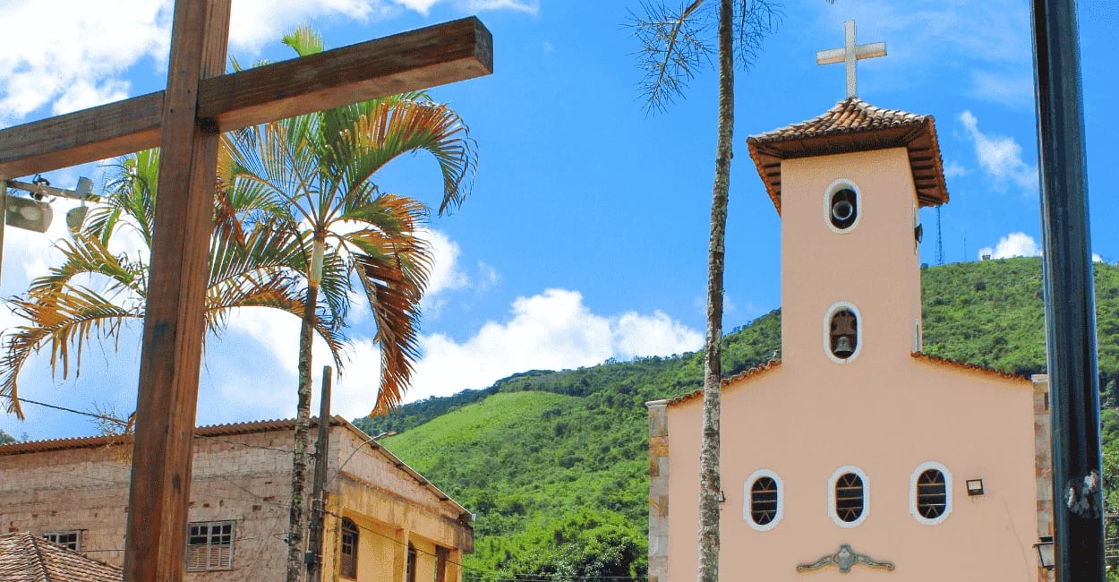 Igreja Matriz de Santo Antonio do Salto, de cor rosa, com cruz de madeira a frente e céu azul
