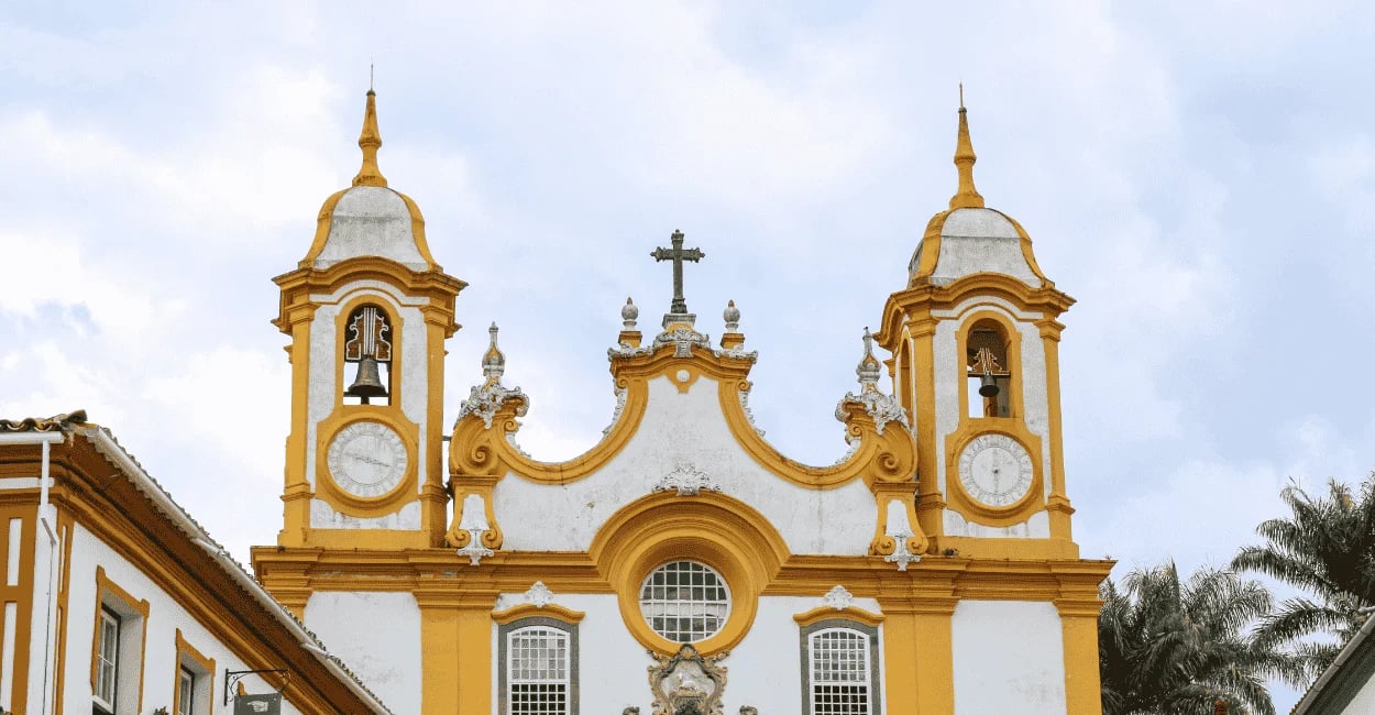 Igreja Matriz de Santo Antônio em Tiradentes, Minas Gerais, com torres e fachada colonial