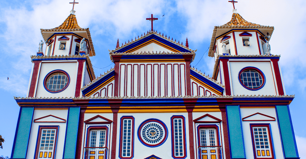 Igreja Matriz de Datas Minas Gerais, igreja com cores vivas e um ponto turistico mineiro