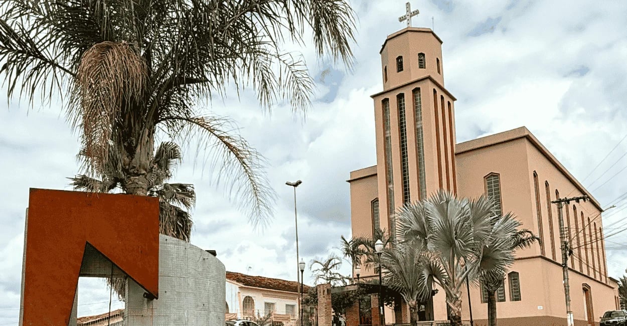 Igreja Matriz de Nossa Senhora do Pilar, cor rosa e árvores a frente no Morro do Pilar