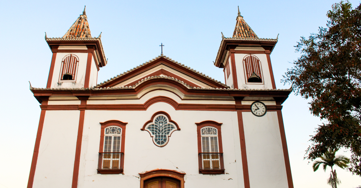 Igreja Matriz de Conceição do Mato Dentro , com uma árvore do lado