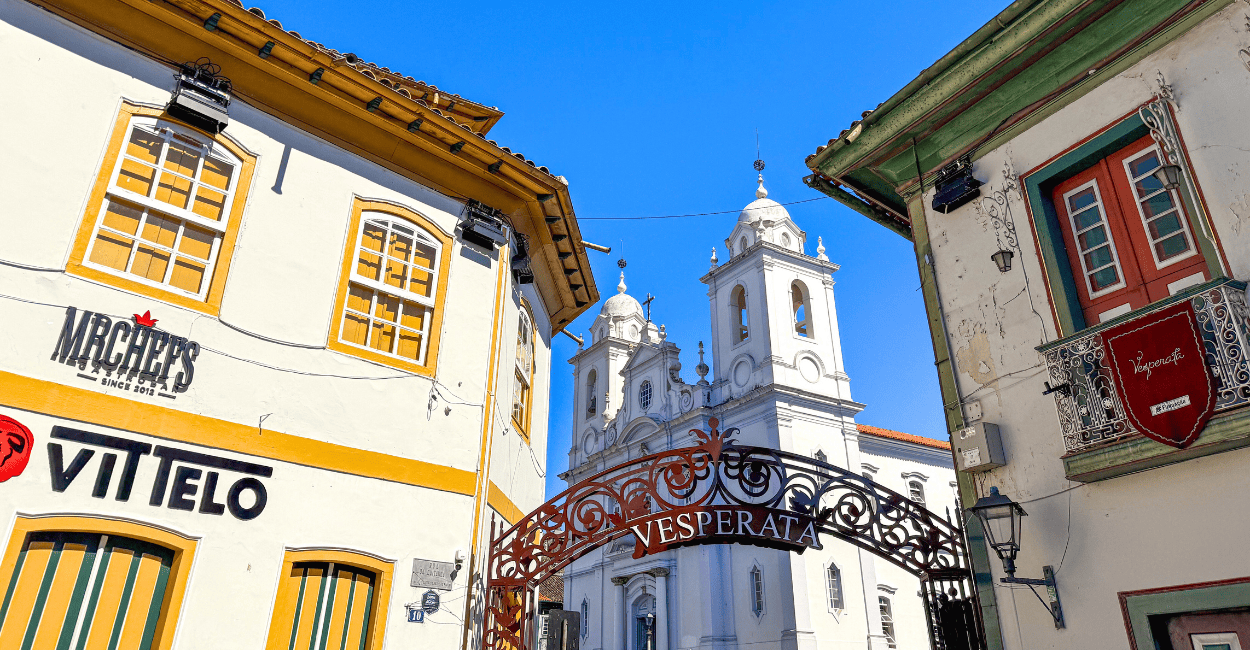 Igreja Matriz de Diamantina com casas coloniais em volta e letreiro da vesperata