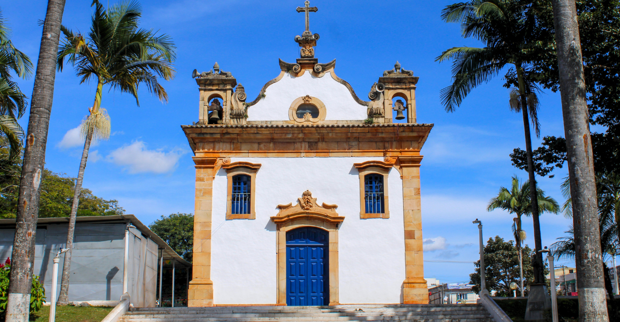 Igreja Matriz e histórica no centro turistico de Mateus Leme, MG