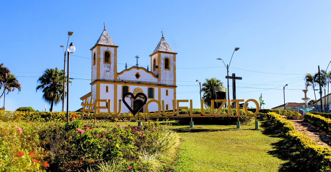 Igreja matriz na praça principal de Queluzito, cidade turisticas de Minas Gerais