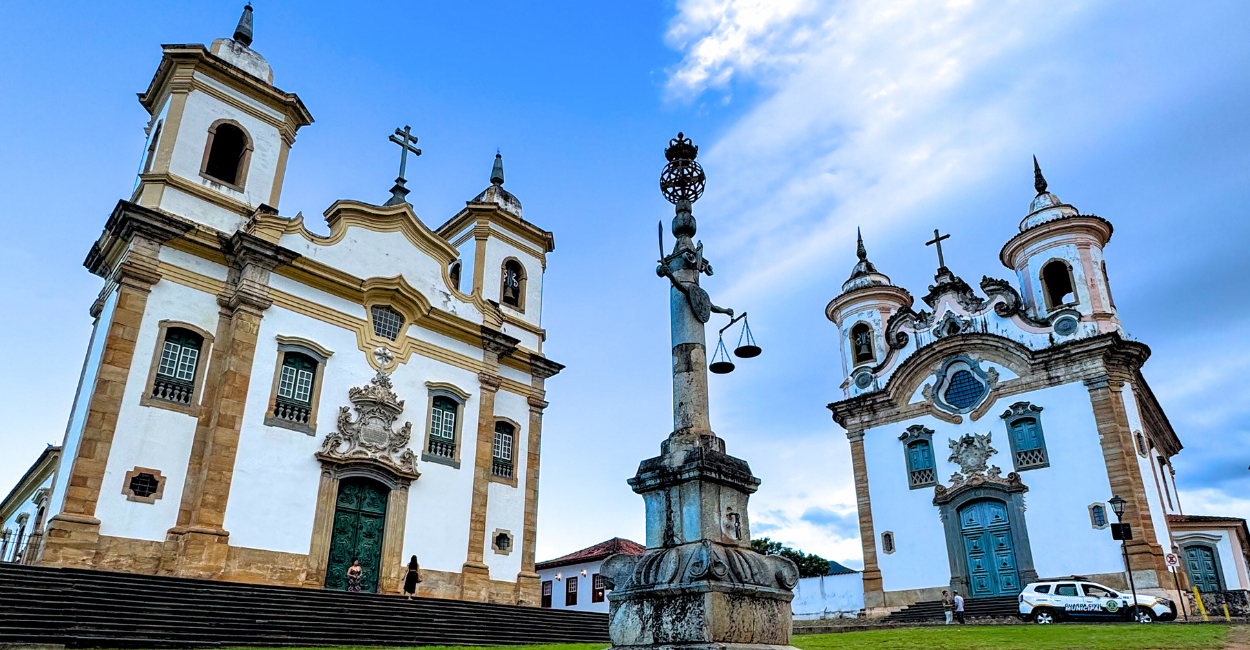 Duas igrejas na praça Minas Gerais, na cidade turistica de Mariana, Minas Gerais
