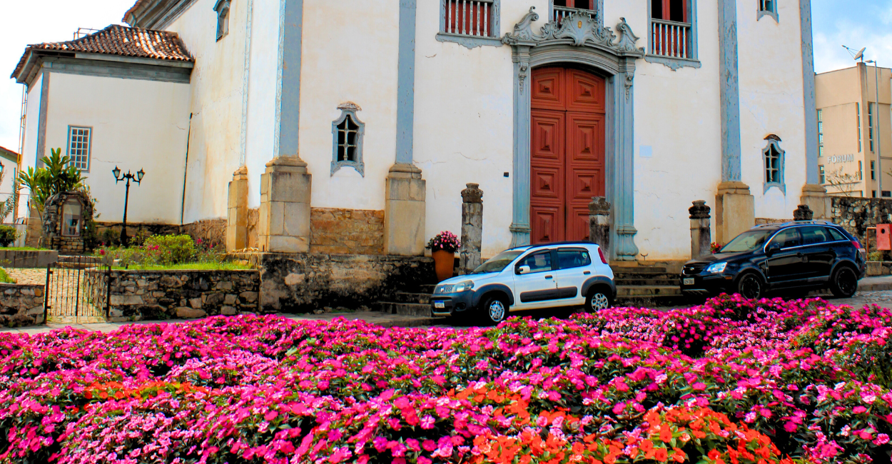 Jardim florido em frente a Igreja Matriz de Santa Bárbara, cidade turistica em Minas Gerais