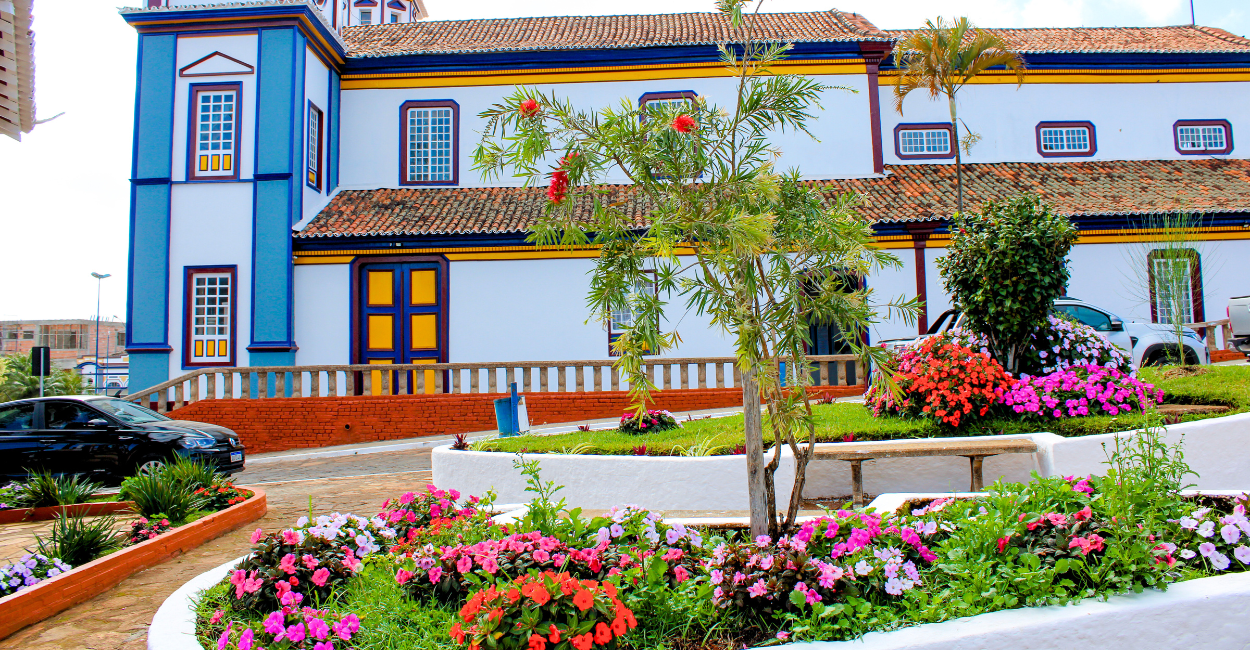 Jardim florido em frente a Igreja Matriz de Datas, cidade turistica de Minas Gerais