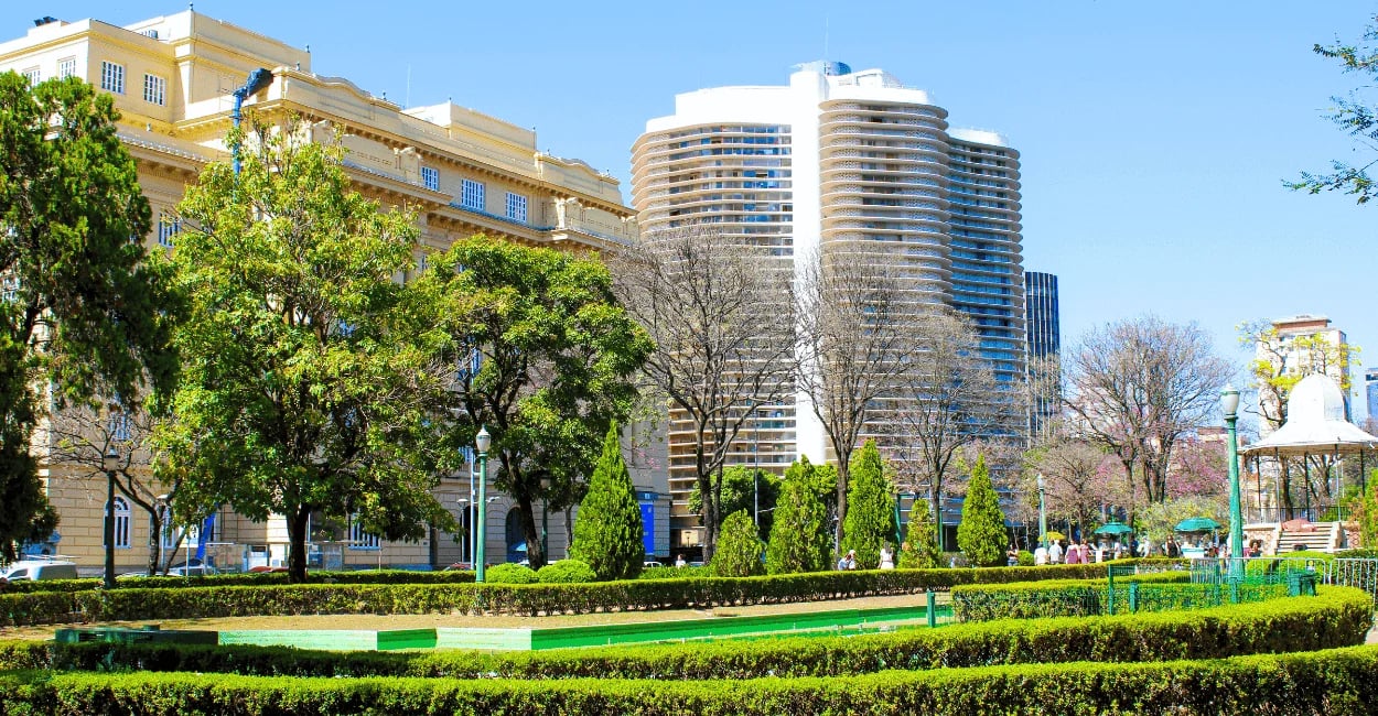 Jardins geométricos da Praça da Liberdade em BH com o famoso Edifício Niemeyer ao fundo