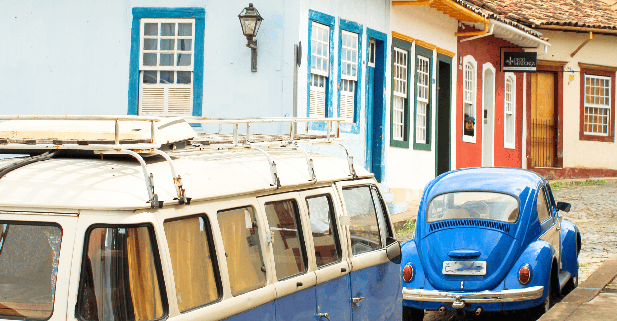 Kombi, fusca azul e casas históricas do periodo colonial em São João del Rei