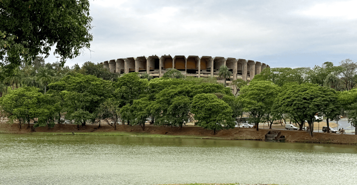 Lagoa da Pampulha com árvores e o mineirinho ao fundo, ponto turistico em Minas Gerais