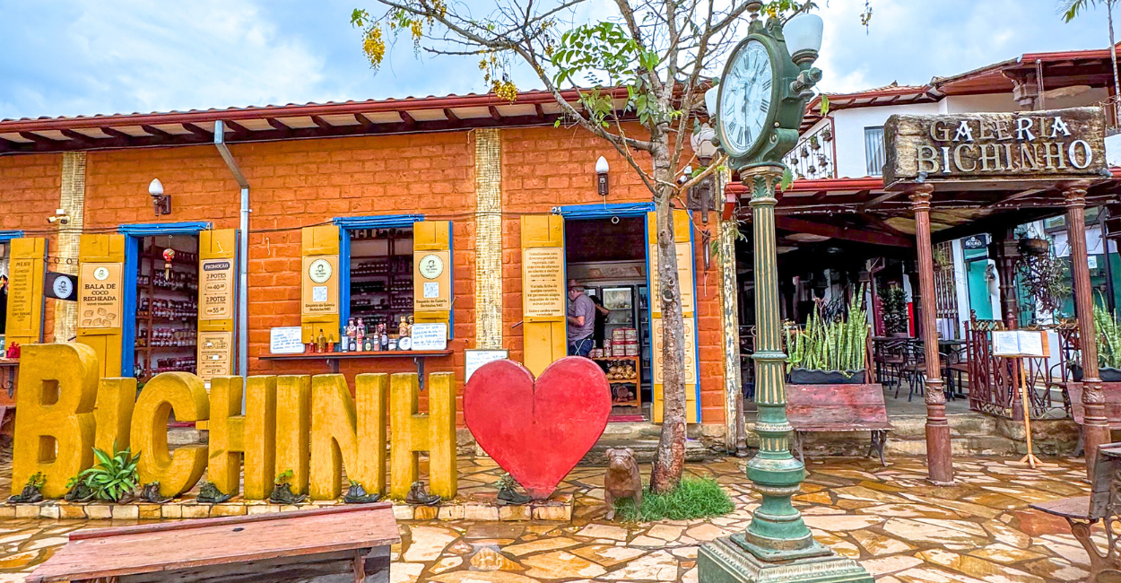 Letreiro no centro histórico e turistico de Bichinho, Minas Gerais