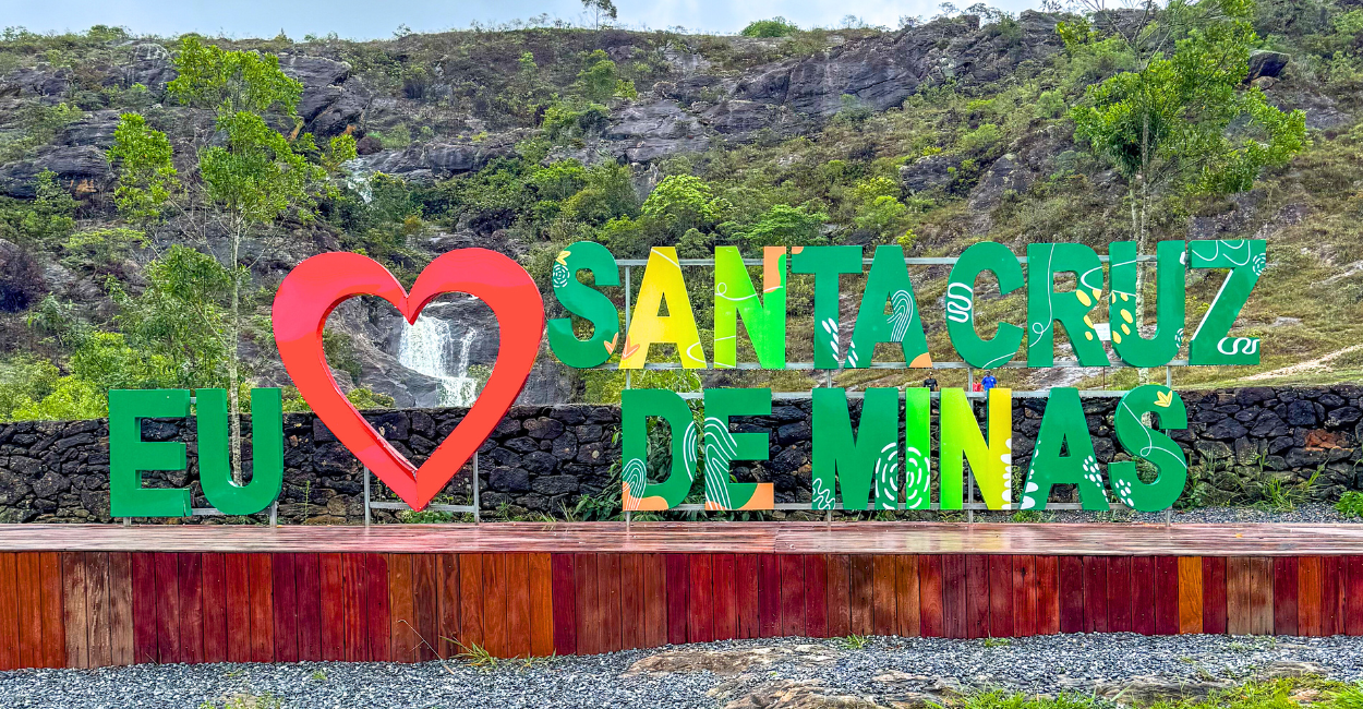 Letreiro Eu amo Santa Cruz de Minas, cidade turistica entre Tiradentes e São João del rei