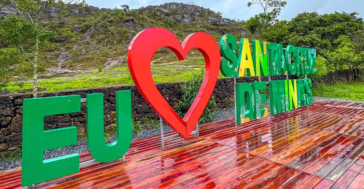 Letreiro eu amo Santa Cruz de Minas, com uma cachoeira, montanha, perto de Tiradentes