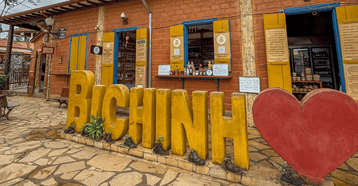 Letreiro eu amo Bichinho no centro histórico e turistico do distrito em Minas Gerais
