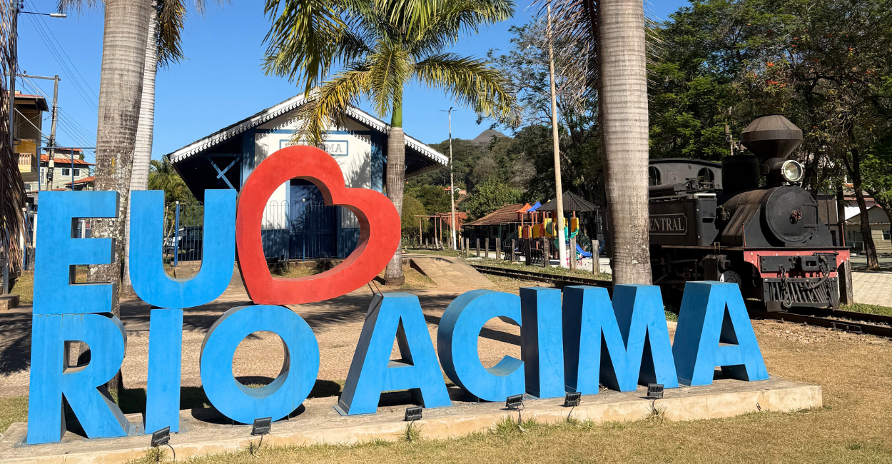 Letreiro eu amo Rio Acima na estação ferroviária de Rio Acima, cidade turistica em Minas Gerais
