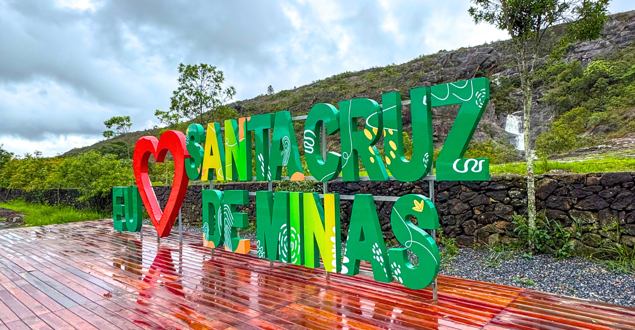 Letreiro eu amo Santa Cruz de Minas, com uma cachoeira, montanha, perto de Tiradentes