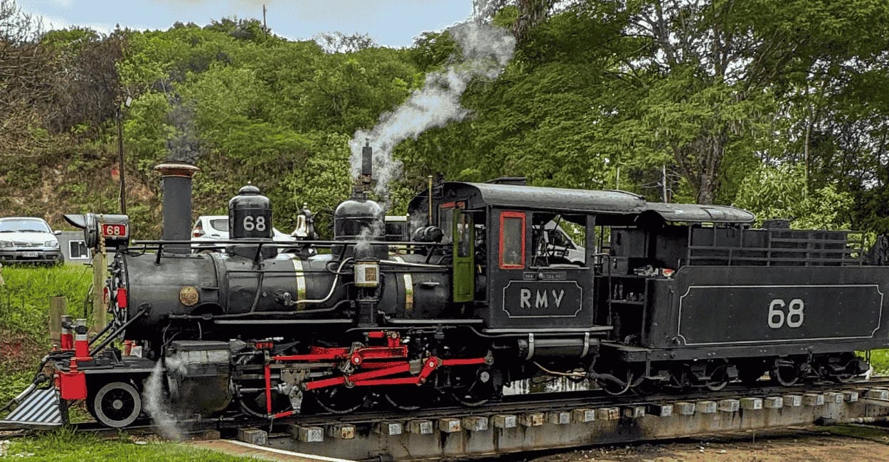 Locomotiva Maria Fumaça em Tiradentes, Minas Gerais, com vapor saindo da chaminé