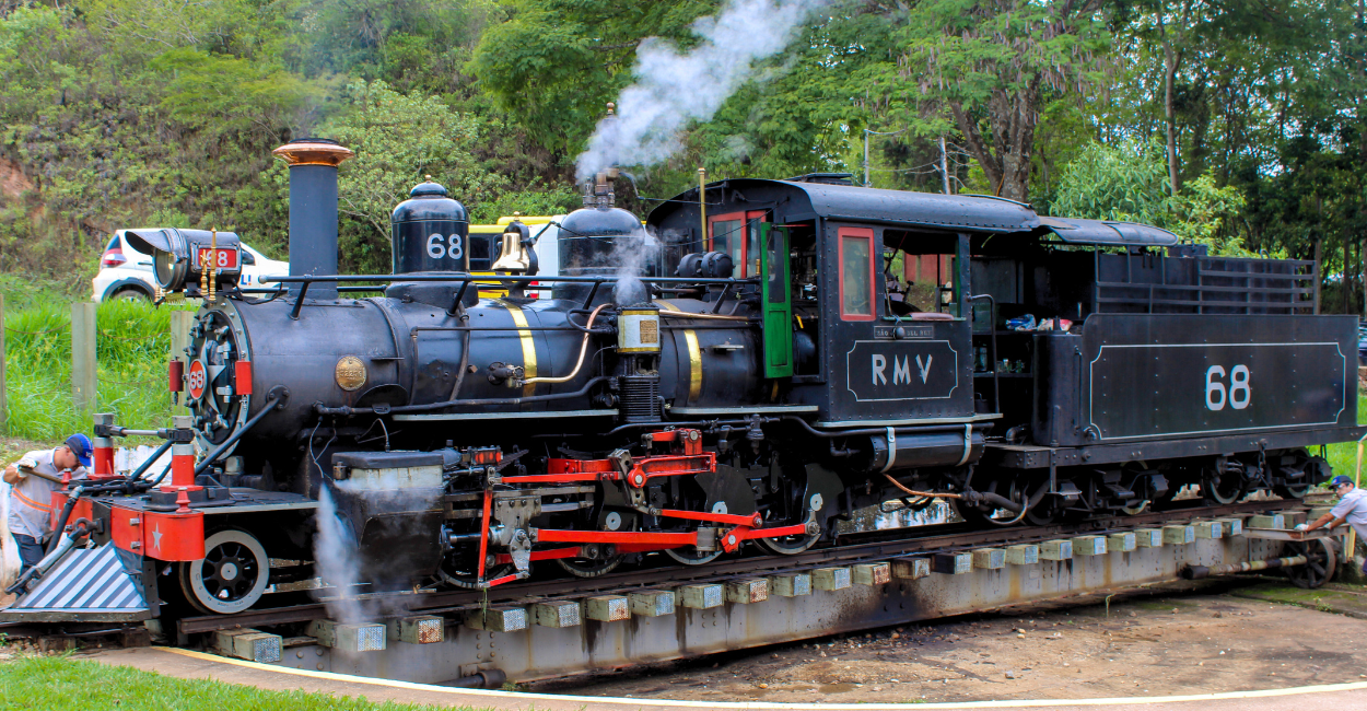 A Maria Fumaça realizando manobra em Tiradentes, Minas Gerais, passeio turistico de trem histórico