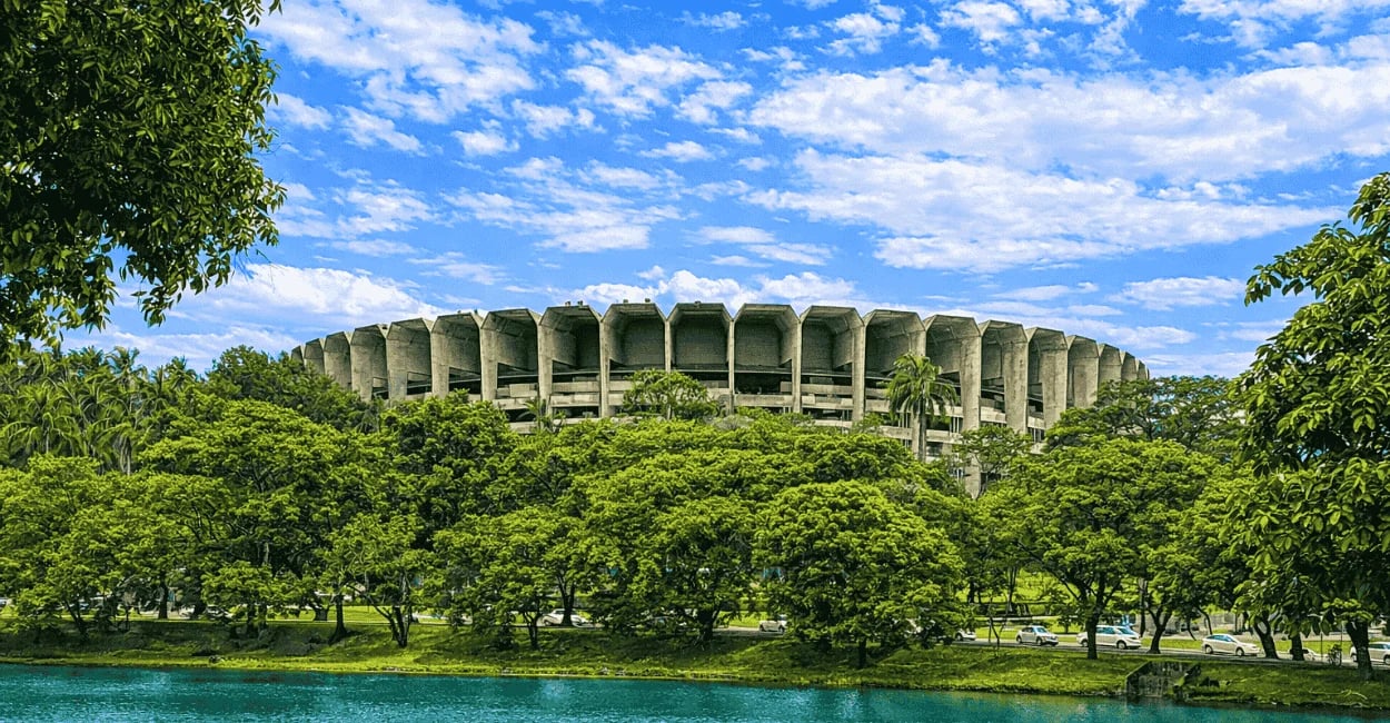 Mineirinho na lagoa da pampulha, com árvores e céu azul nublado em beho horizonte