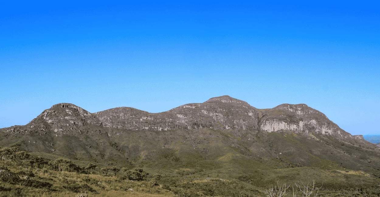 Montanhas em Santo Antônio do Norte, Tapera, com serra rochosa, vegetação nativa e céu azul
