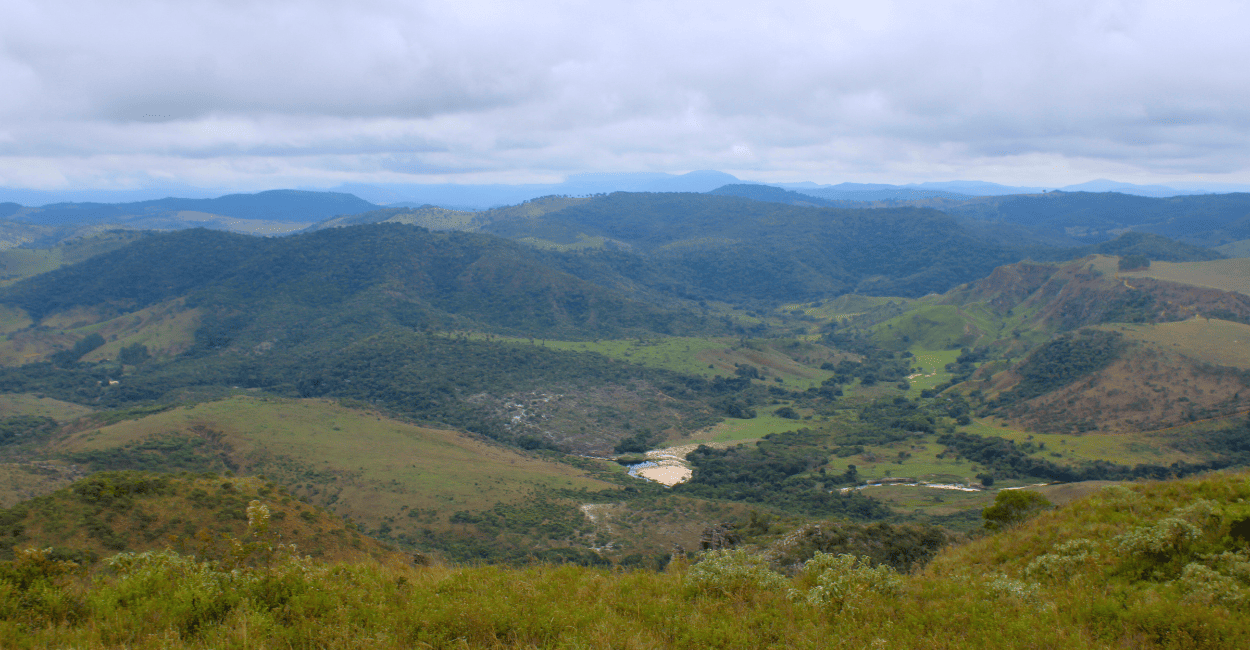 Montanhas de Minas Gerais com um céu nublado na zona rural de Itambé do Mato Dentro