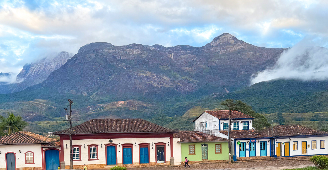 Montanhas e casas históricas no centro turistico de Catas Altas, Minas Gerais