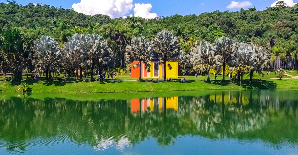 Museu do Inhotim, com arte, lagoa e vegetação, ponto turistico em Minas Gerais