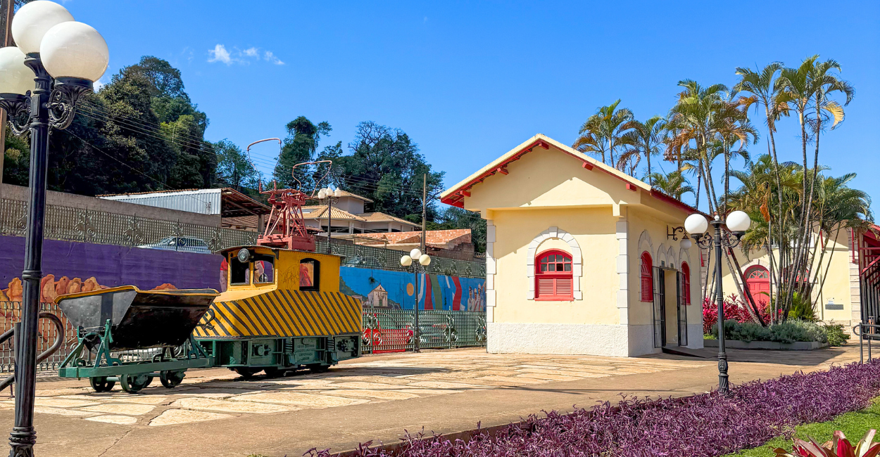 Trem antigo no Museu Ferroviário de Itabirito, destino turistico em Minas Gerais