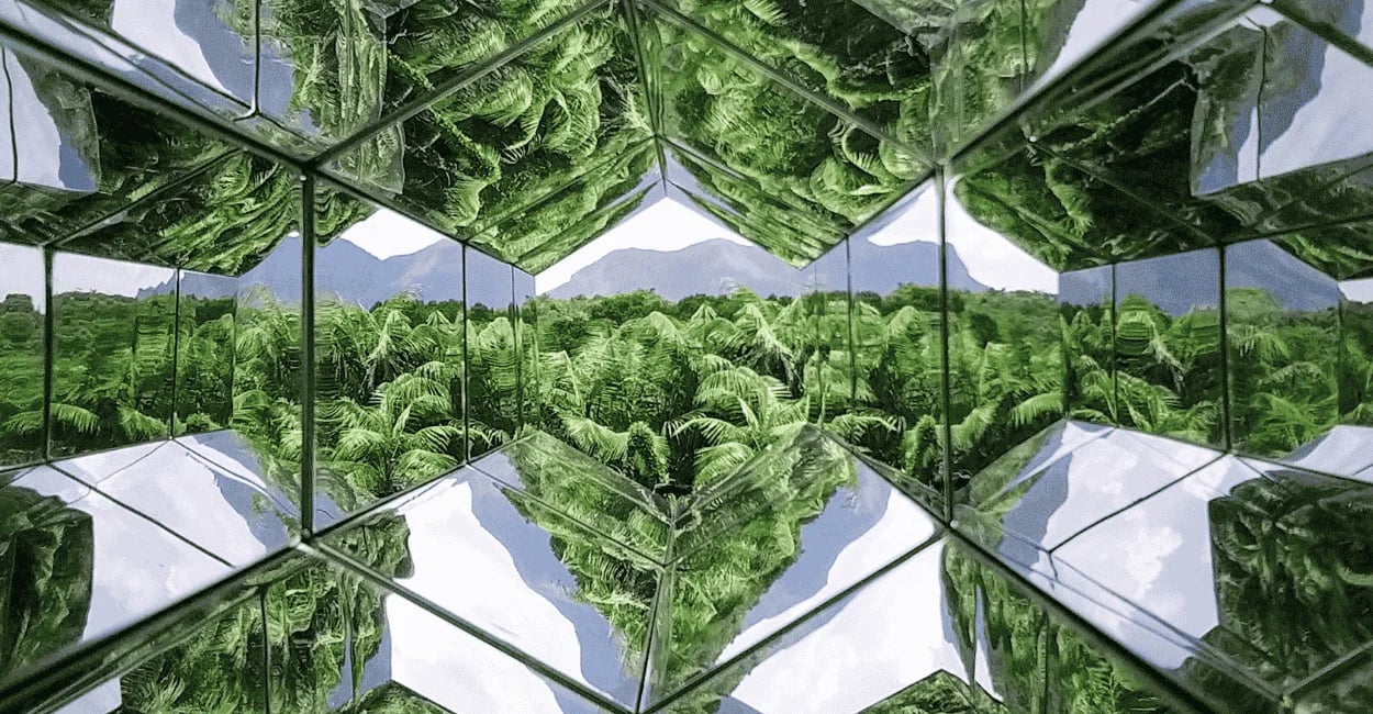 Obra Viewing Machine no Inhotim com reflexos da vegetação, céu e montanhas em Brumadinho