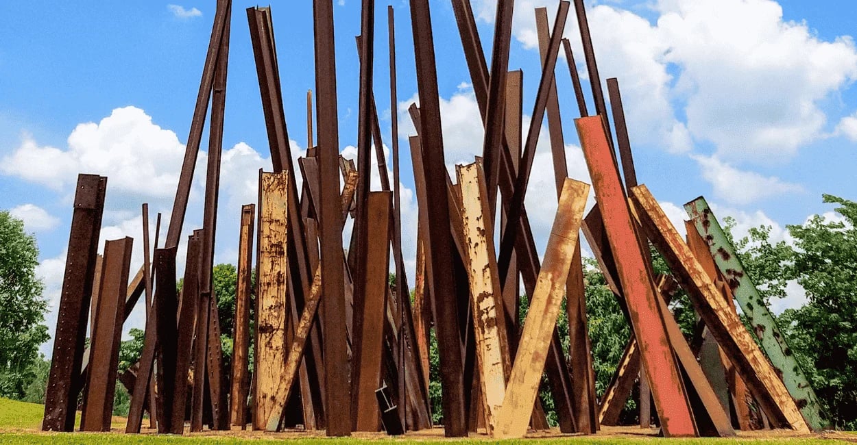 Beam Drop em Inhotim, Brumadinho MG, com vigas metálicas em composição monumental ao ar livre