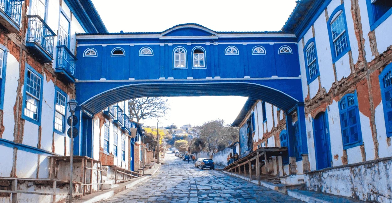 Famoso passadiço de madeira azul conectando dois prédios coloniais em Diamantina