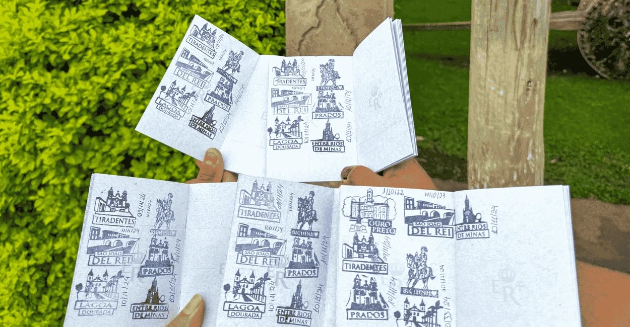 páginas do Passaporte da Estrada Real preenchidas com diversos carimbos turísticos