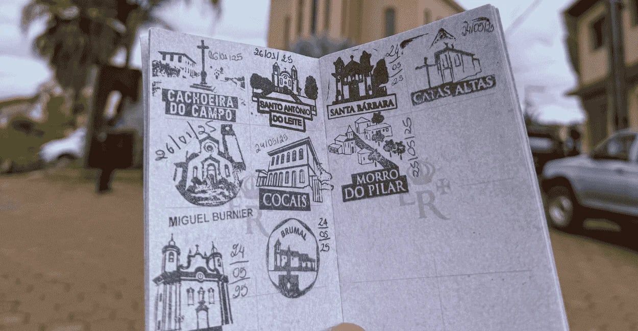 Passaporte de viagens aberto mostrando carimbos de cidades históricas de Minas Gerais