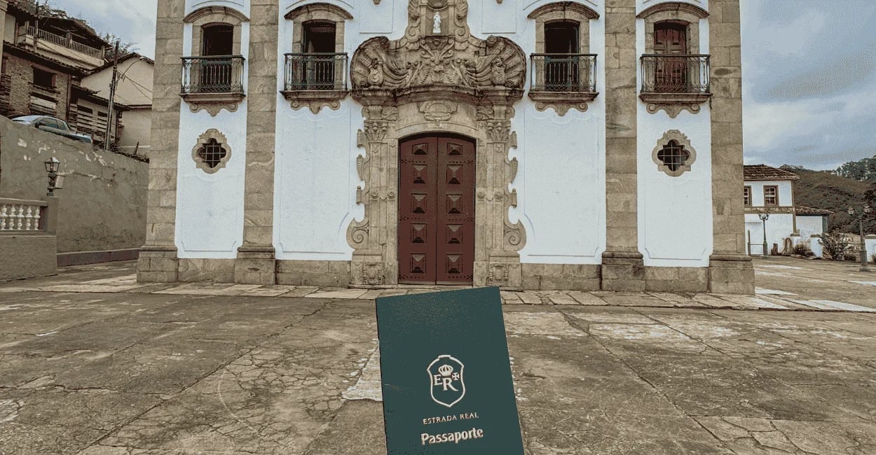 Passaporte da Estrada Real diante da Igreja Matriz de Nossa Senhora da Conceição, em Prados