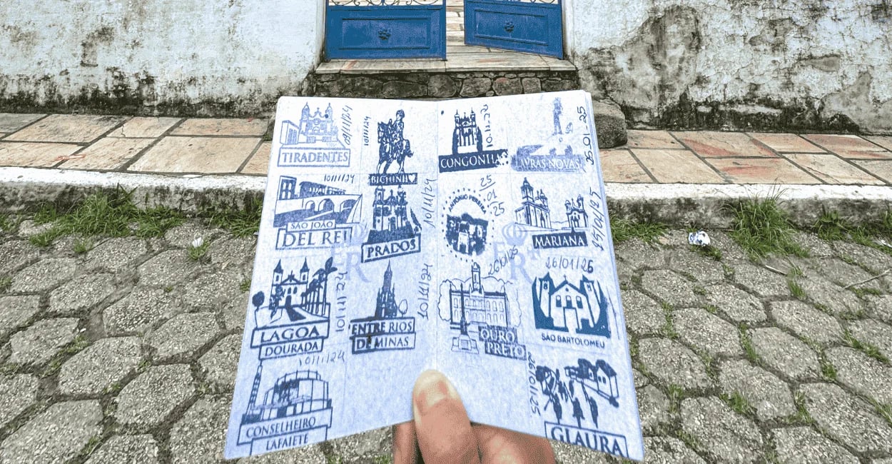 Roteiro turístico carimbado em passaporte de papel, com desenhos de igrejas e nomes de distritos 