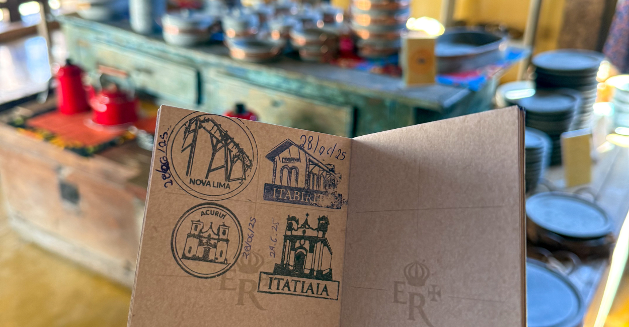 Passaporte da estrada com carimbos de cidades e distritos em Minas Gerais, pontos turisticos