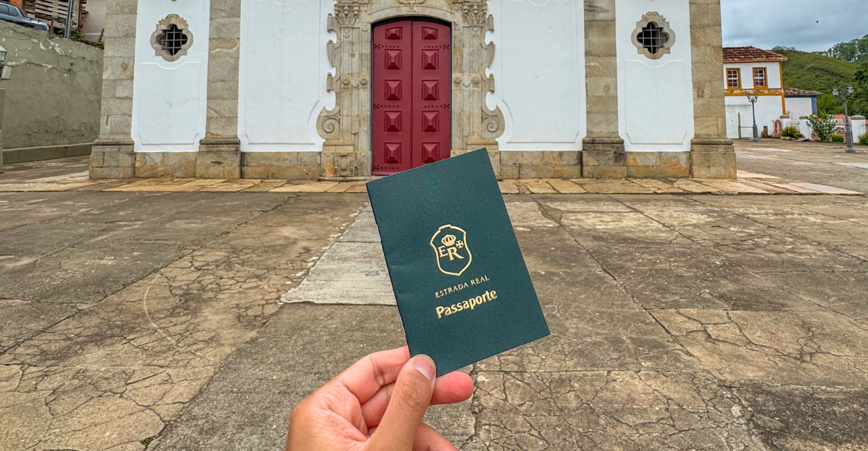 Passaporte turistico da Estrada Real, em frente a Igreja matriz de Prados, cidade turistica de MG