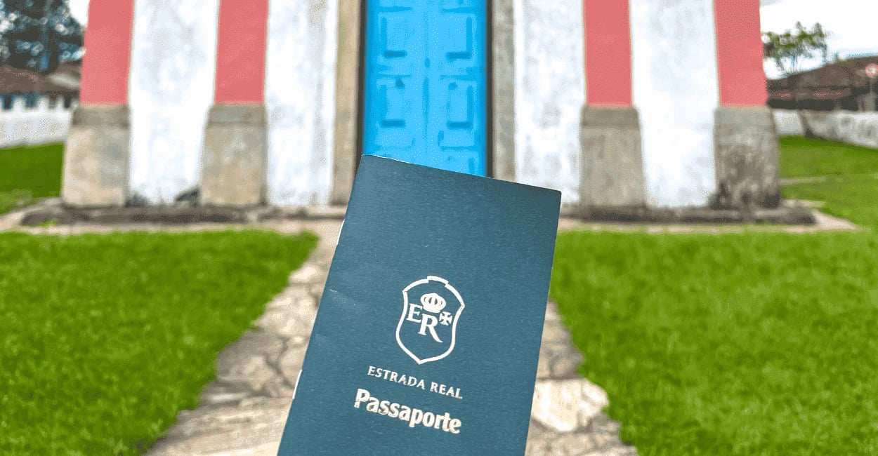 Passaporte da Estrada Real em frente à igreja de Lavras Novas, distrito histórico de Ouro Preto MG