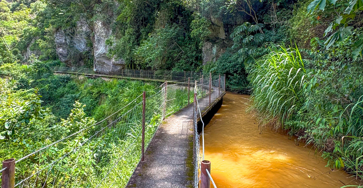 Passarela no meio da Natureza ao lado de um rio no Cânion do Funil, em Santo Antôpnio do Salto MG